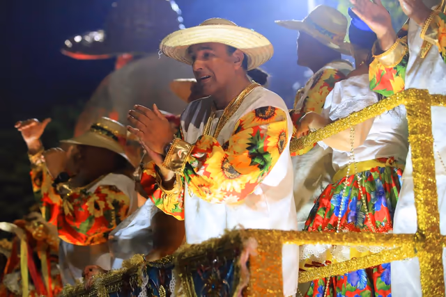 Grupo de Imperio del Ayuí con vestuario campesino y sombreros