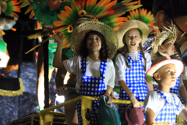 Niños con vestuario de granjero en el desfile de Imperio del Ayuí