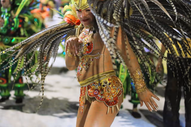 Destaque de Imperio del Ayuí con plumas grises