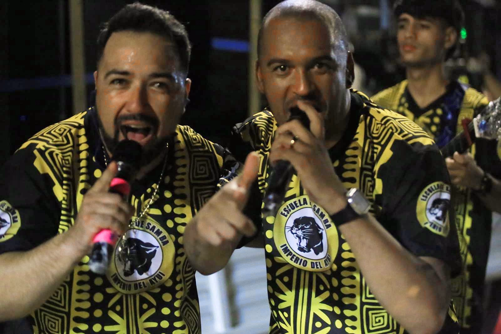 Locutores con micrófonos durante el desfile de Imperio del Ayuí
