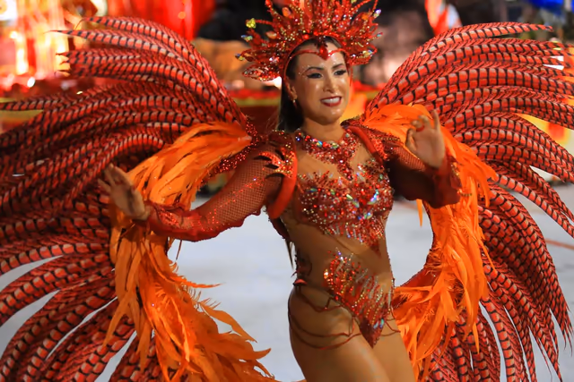 Destaque de Imperio del Ayuí con plumas rojas y naranjas