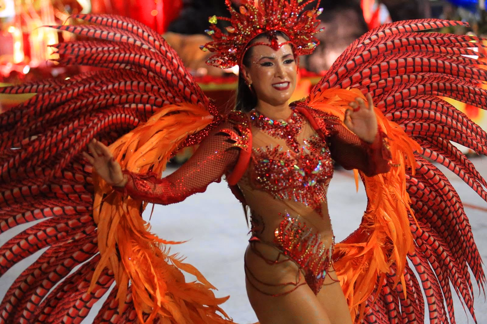 Destaque de Imperio del Ayuí con plumas rojas y naranjas