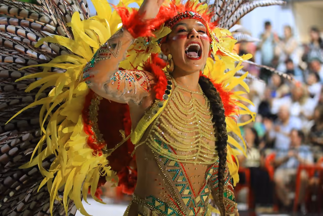 Destaque de Imperio del Ayuí con plumas amarillas