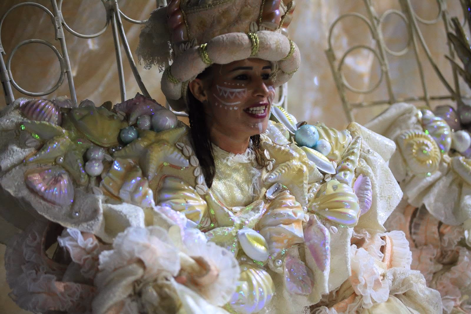 Integrante de Imperio del Ayuí con vestuario blanco y máscara